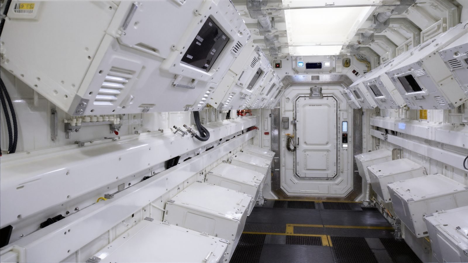The machine corridor seen from the reverse angle, looking back towards the hatch